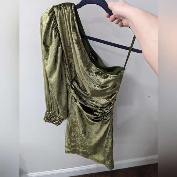 Nirmooha Anthropologie Green Velvet One Shoulder Beaded Dress - Picture 2 of 8